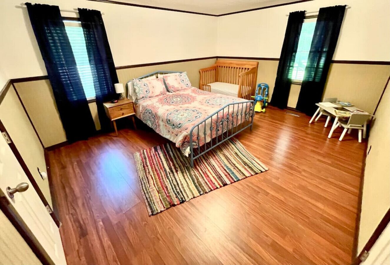 3 Schlafzimmer, Schreibtisch, Bügeleisen/Bügelbrett, Reisekinderbett