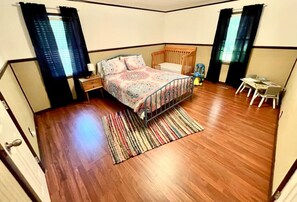 3 عدّة غرف نوم ومكتب ومكواة/لوح كي وسرير سفر