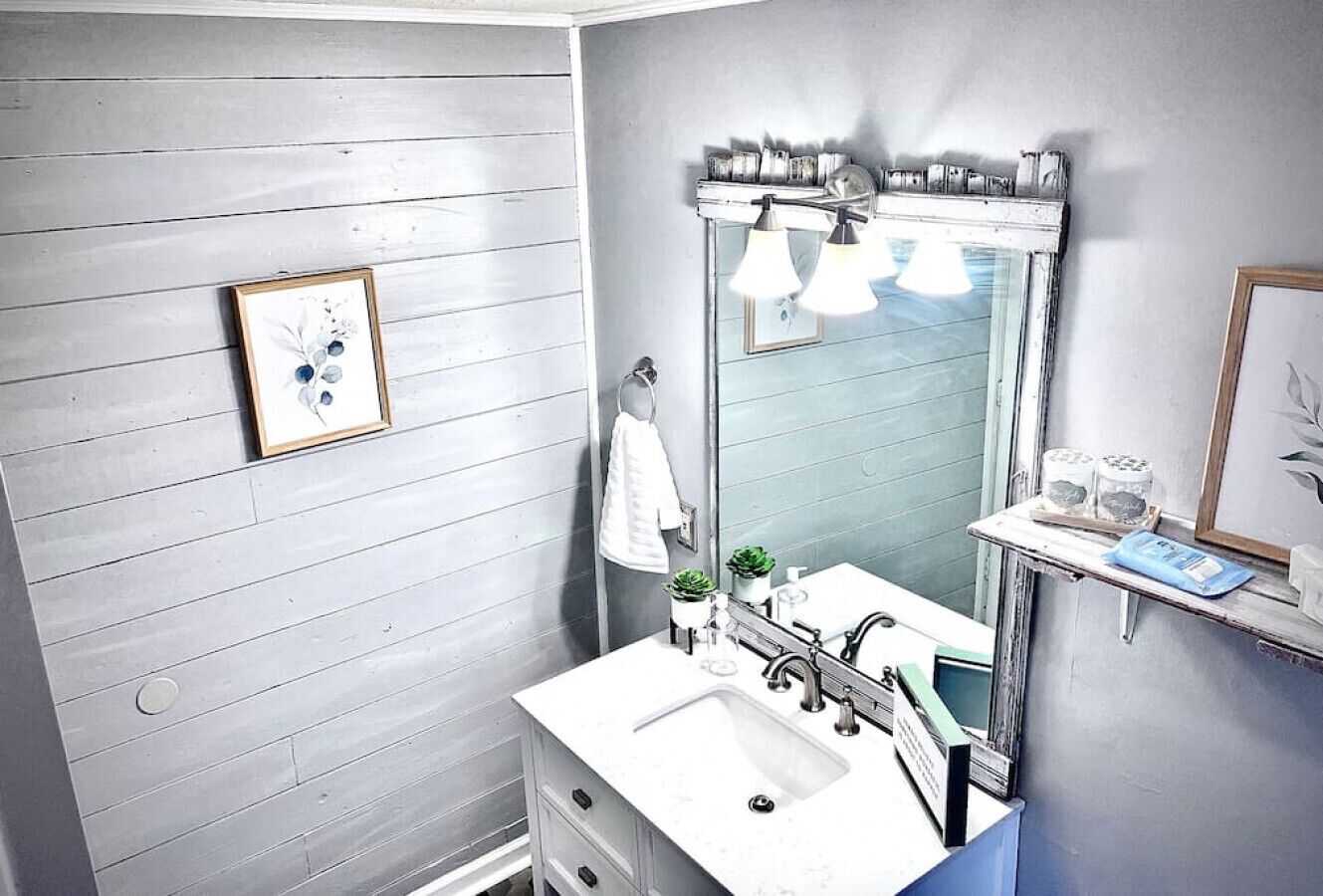 *Spacious Family Home - Downtown Gadsden!*