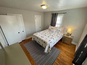 3 slaapkamers, een bureau, een strijkplank/strijkijzer, reisbedje