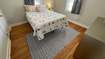 3 chambres, bureau, fer et planche à repasser, lit parapluie