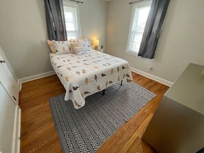 3 bedrooms, desk, iron/ironing board, travel cot