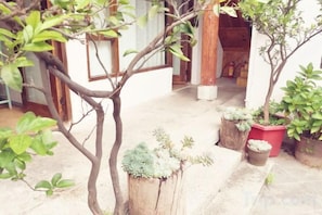 Unclassified image, 4 of 61, button - Yunhu Inn (Dali City)