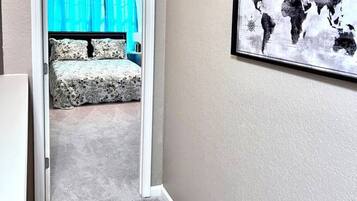 2 makuuhuonetta, työpöytä, silitysrauta/-lauta, vauvan matkasänky