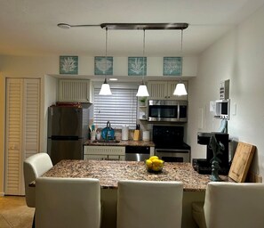 冷蔵庫、電子レンジ、オーブン、コンロ