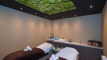 Salas de tratamiento para parejas, un sauna, baño turco