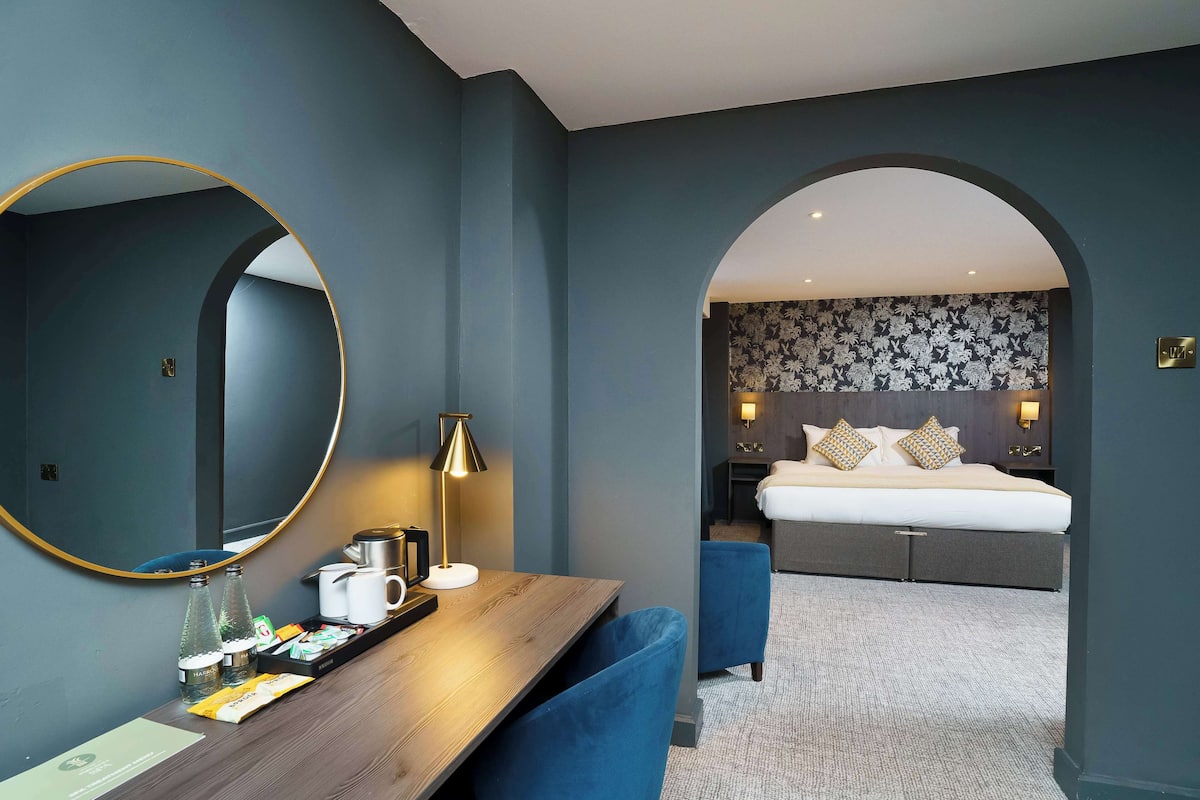 Junior Suite | Meja, ruang kerja komputer riba, kalis bunyi, Wi-fi percuma