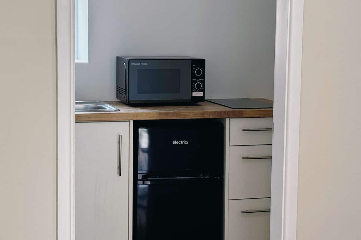Apartment, 1 Bedroom (Cottage) | Dapur kecil peribadi | Kerusi tinggi