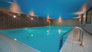 Behandelingskamers voor koppels, een sauna, een stoombad