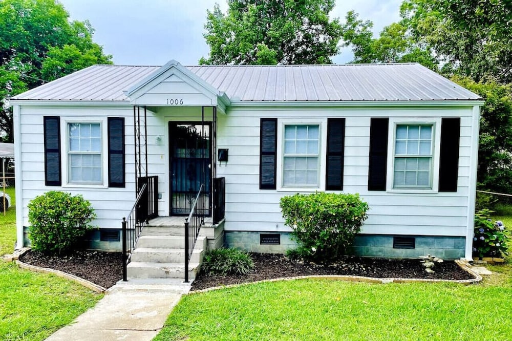 ★ Cheerful Home Close to everything in Gadsden. ★