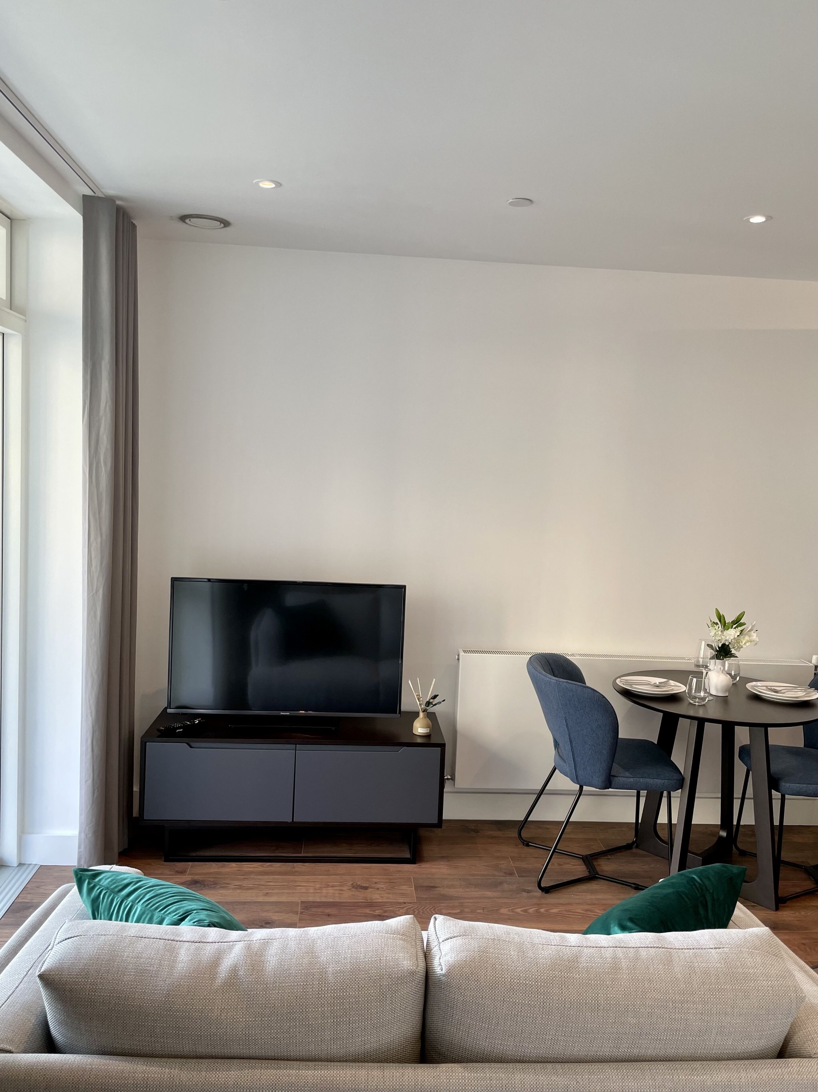 Spacious modern studio apartment in London