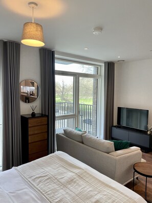 1 bedroom, WiFi, bed sheets - Spacious modern studio apartment in London (Barking)