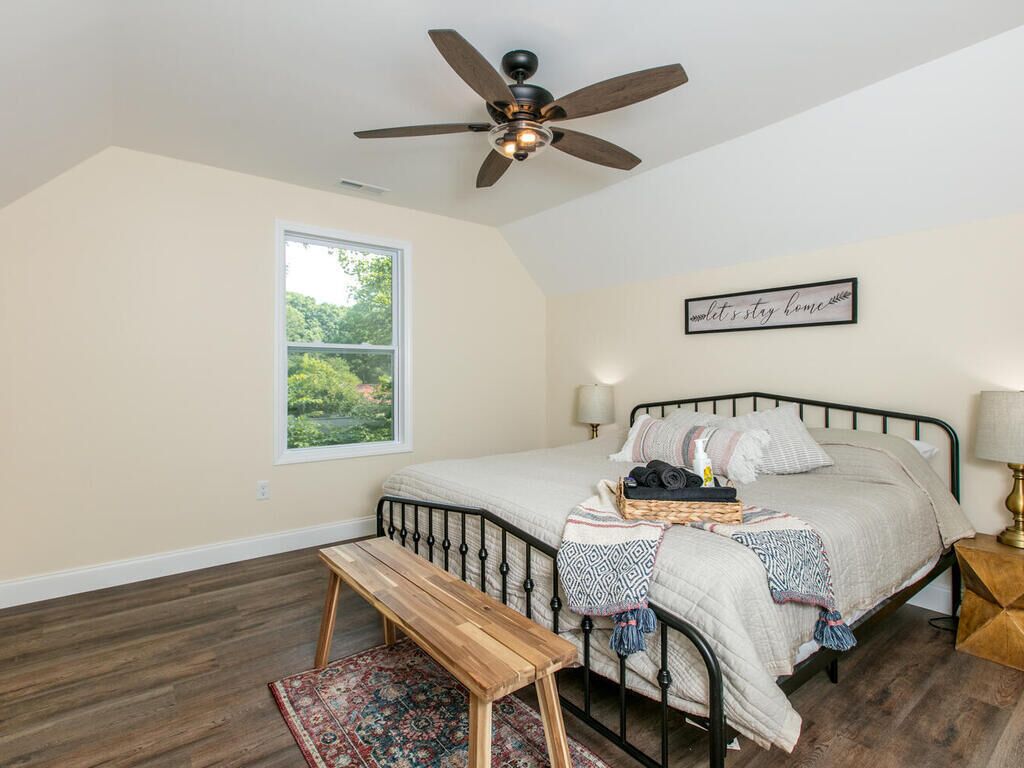 SLEEPS 20| HOT TUB| ARCADE GAME| FOOSEBALL| CORNHOLE