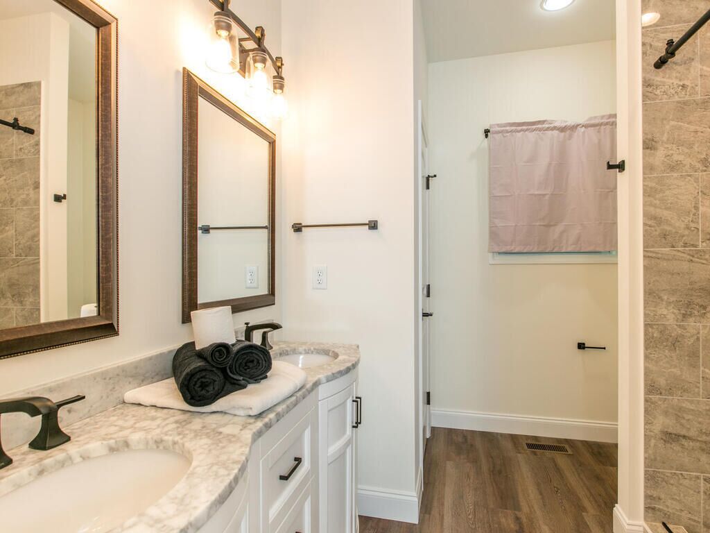 SLEEPS 20| HOT TUB| ARCADE GAME| FOOSEBALL| CORNHOLE