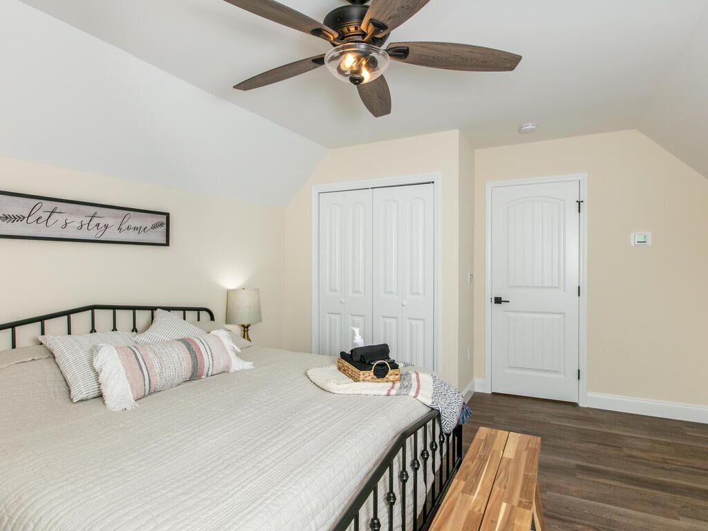 SLEEPS 20| HOT TUB| ARCADE GAME| FOOSEBALL| CORNHOLE