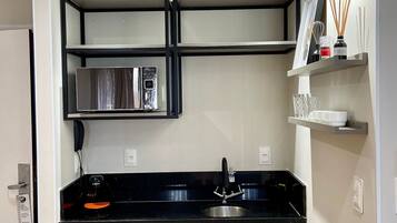 Basic Studio | Private kitchen | Microwave, stovetop, electric kettle, cookware/dishes/utensils