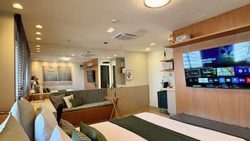 基础开间 | 1 多间卧室、迷你吧、办公桌、遮光窗帘