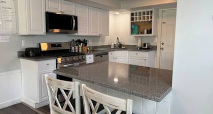 The Beacon OC 1- Cozy 3 Bedroom, Close to All!
