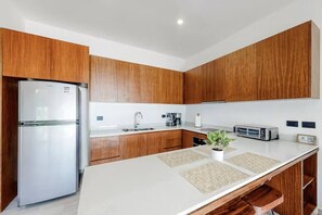 Réfrigérateur, four, plaque de cuisson, cafetière/bouilloire