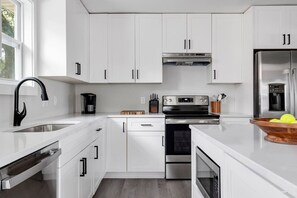 Fridge, microwave, oven, stovetop - Brand New Pool! 4 Bedroom in Park Circle (North Charleston)