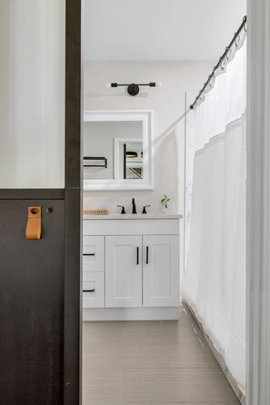 Interior - Brand New Pool! 4 Bedroom in Park Circle (North Charleston)