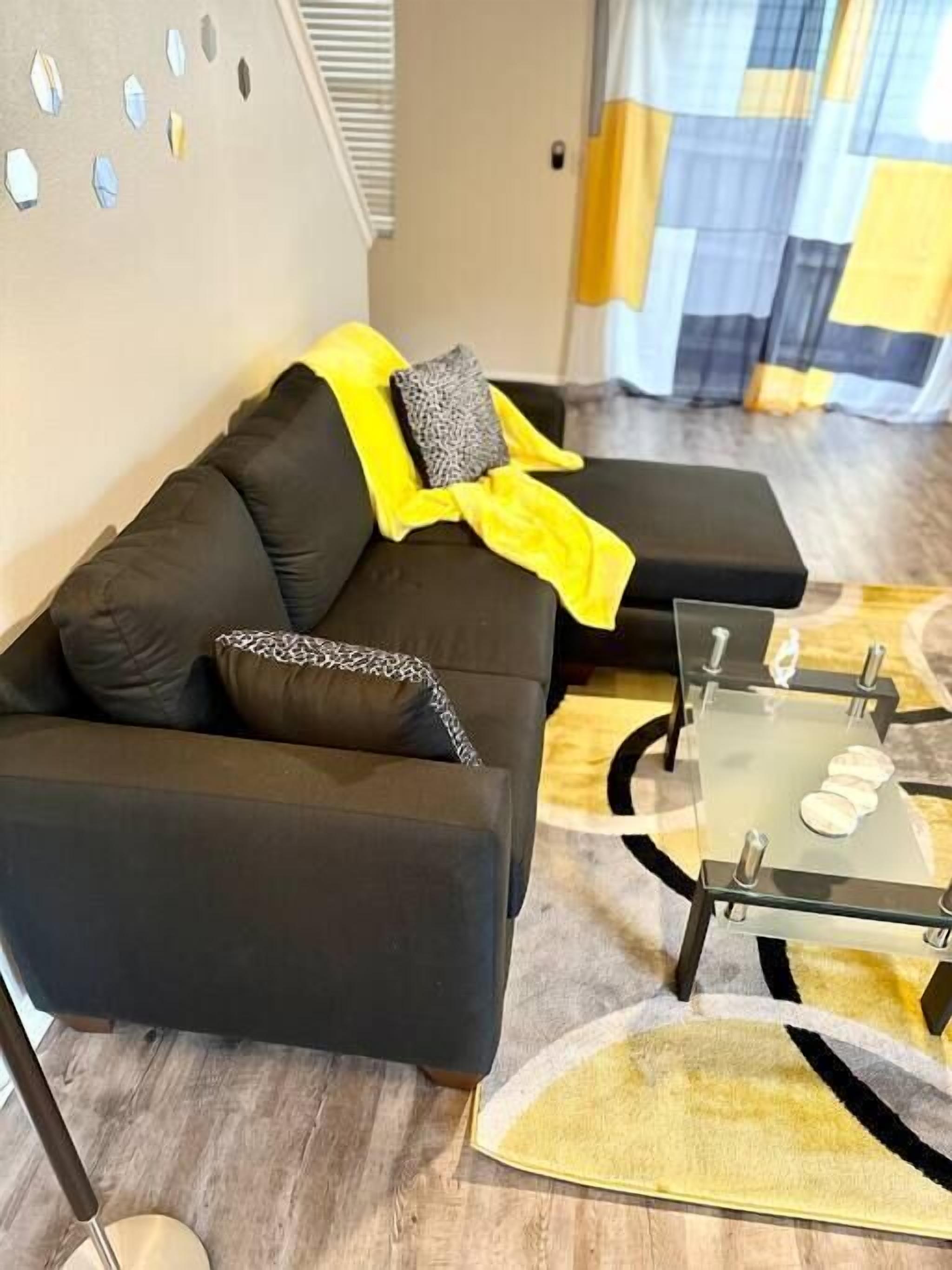 Beautiful 2 level Home (Central)