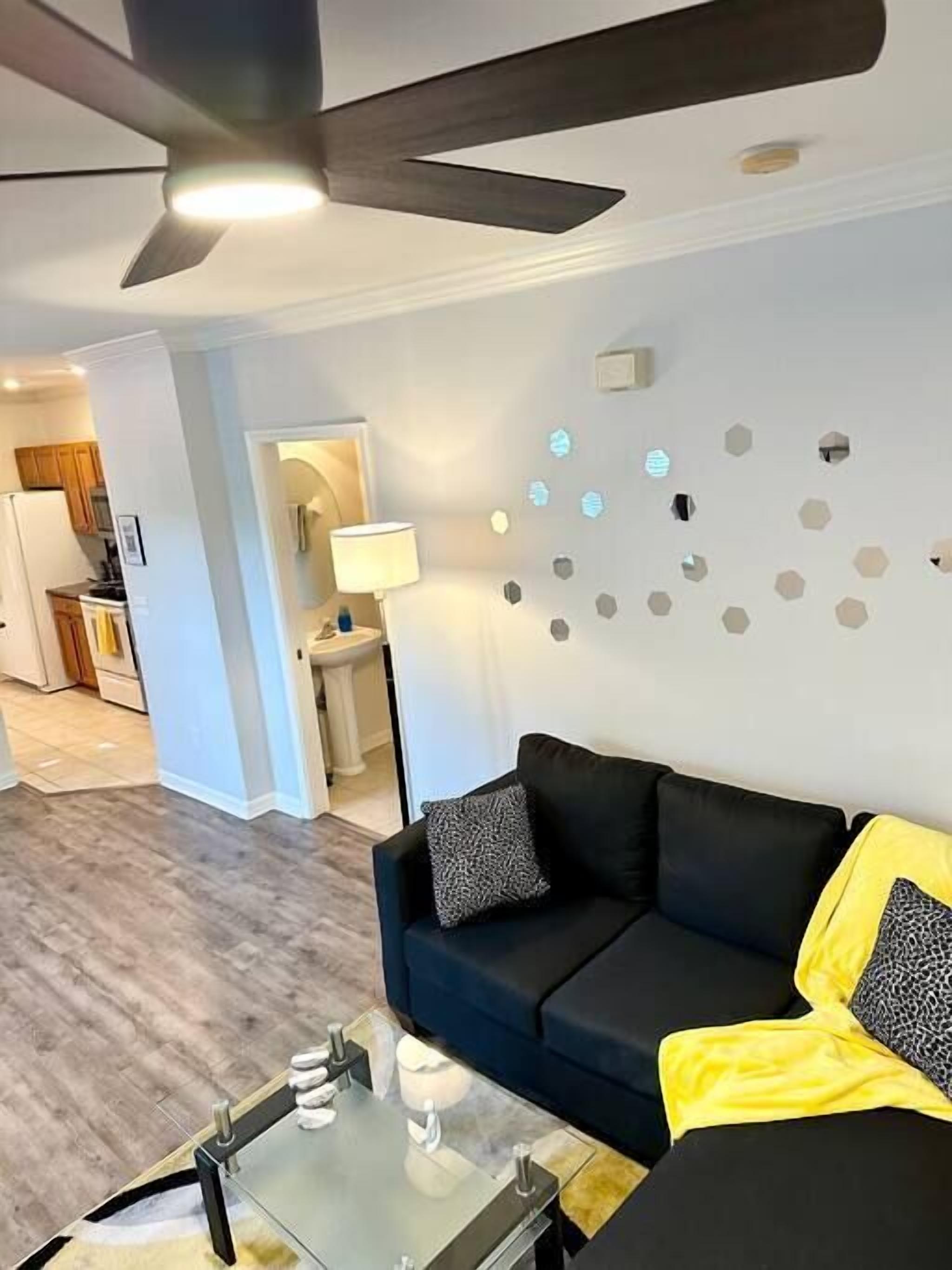 Beautiful 2 level Home (Central)