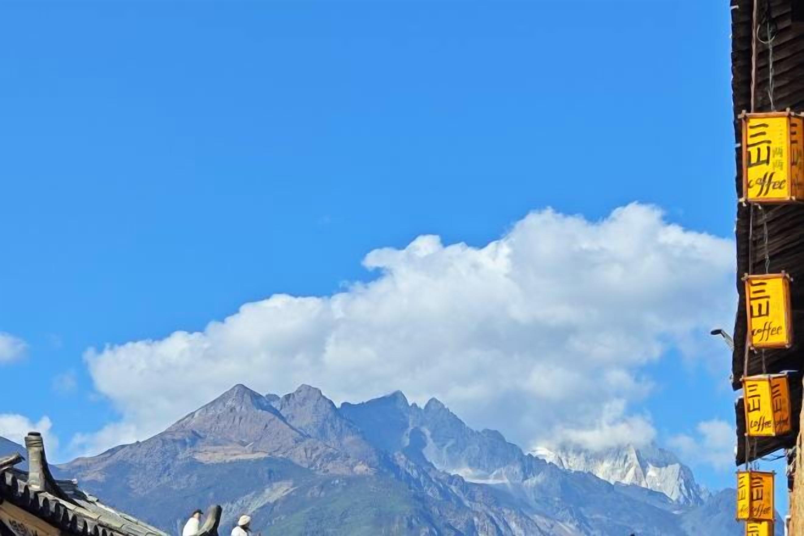 Une chaîne de montagnes sous un ciel dégagé.
