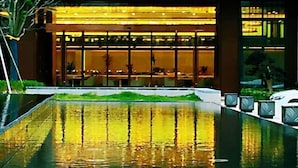 A modern building with a reflective pool in front. - Shizhushan dezheng Hotel (Yizheng)