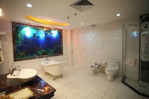 Un baño con un mural grande, una bañera independiente, ducha y un bidé.