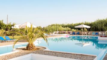 حمّام سباحة خارجي موسمي، مظلات على حمّام السباحة، مقاعد للتشمس