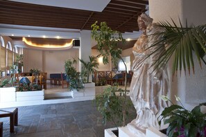 32-inch LED TV with digital channels, TV - Albatross Hotel (Platanias)