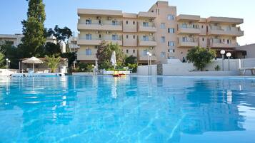 حمّام سباحة خارجي موسمي، مظلات على حمّام السباحة، مقاعد للتشمس