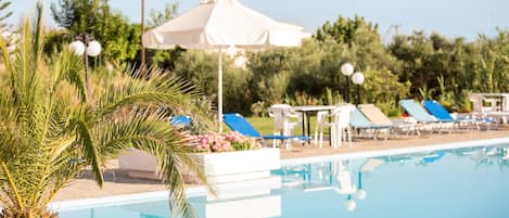 Piscine extérieure (ouverte en saison), parasols de plage