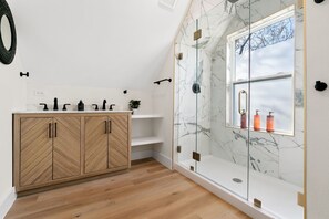 Dusche, Haartrockner, Handtücher, Seife