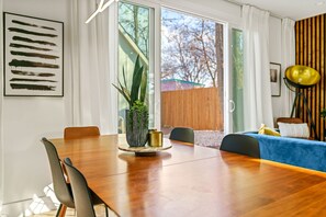 Dining - Brand new Luxe Modern Retreat in East Austin | Google Fiber | Patio | Fire pit (Austin)