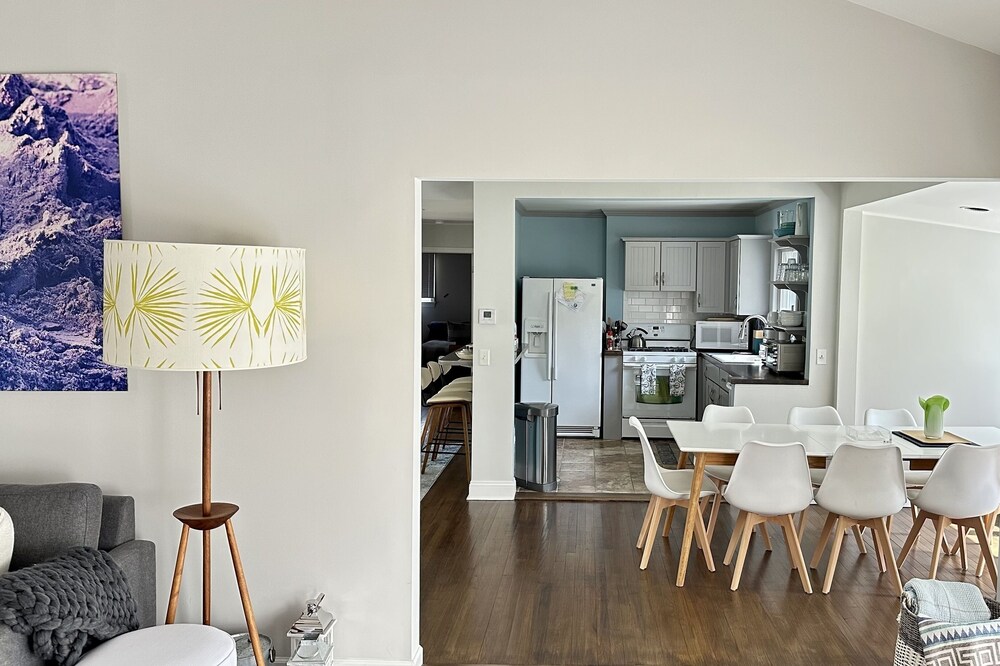 Beautiful Cottage in private Sag Harbor community nxt to beach & nature preserve