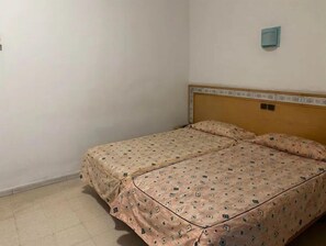 1 bedroom, WiFi, bed sheets - Hotel room for 2 people (Gabès)