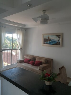 TV, pebolim, mesa de pingue-pongue