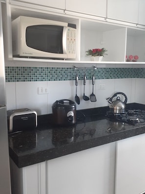 Geladeira, micro-ondas, fogão, cooktop