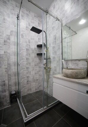 Superior Apartment, Non Smoking | Bathroom | Shower, rainfall showerhead, free toiletries, hair dryer