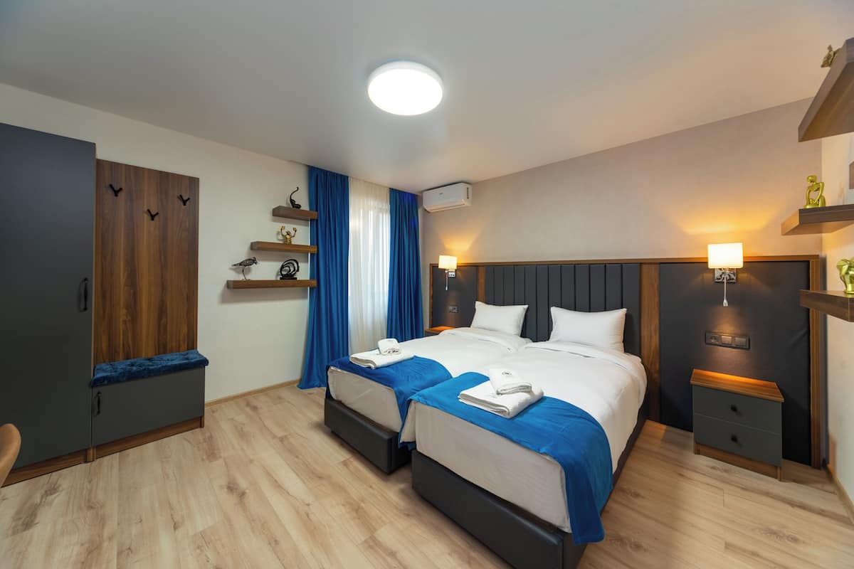 Comfort kamer, 1 twee- of 2 eenpersoonsbedden, niet-roken | 1 slaapkamer, hypoallergeen beddengoed, een laptopwerkplek