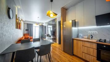 Family Apartment, Non Smoking | Private kitchen | Electric kettle, paper towels