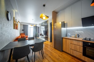 Apartamento família, para não fumantes | Cozinha privada | Chaleira elétrica, toalhas de papel