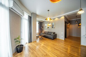 Apartamento luxo, para não fumantes | Roupas de cama antialérgicas, frigobar, espaço de trabalho para notebook