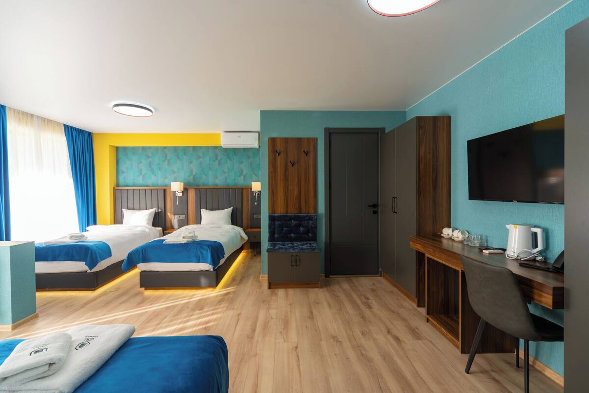 Classic Quadruple Room, Non Smoking | 1 bedroom, hypo-allergenic bedding, laptop workspace, soundproofing