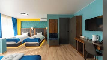 Kamar Quadruple Klasik, Bebas Asap Rokok | 1 kamar tidur, seprai antialergi, dan ruang kerja ramah laptop