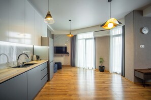 Ropa de cama hipoalergénica, minibar y espacio para trabajar con laptop