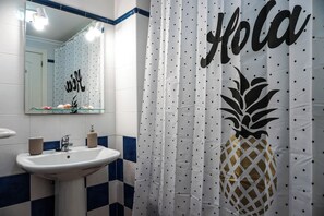 Haartrockner, Handtücher, Seife, Shampoo