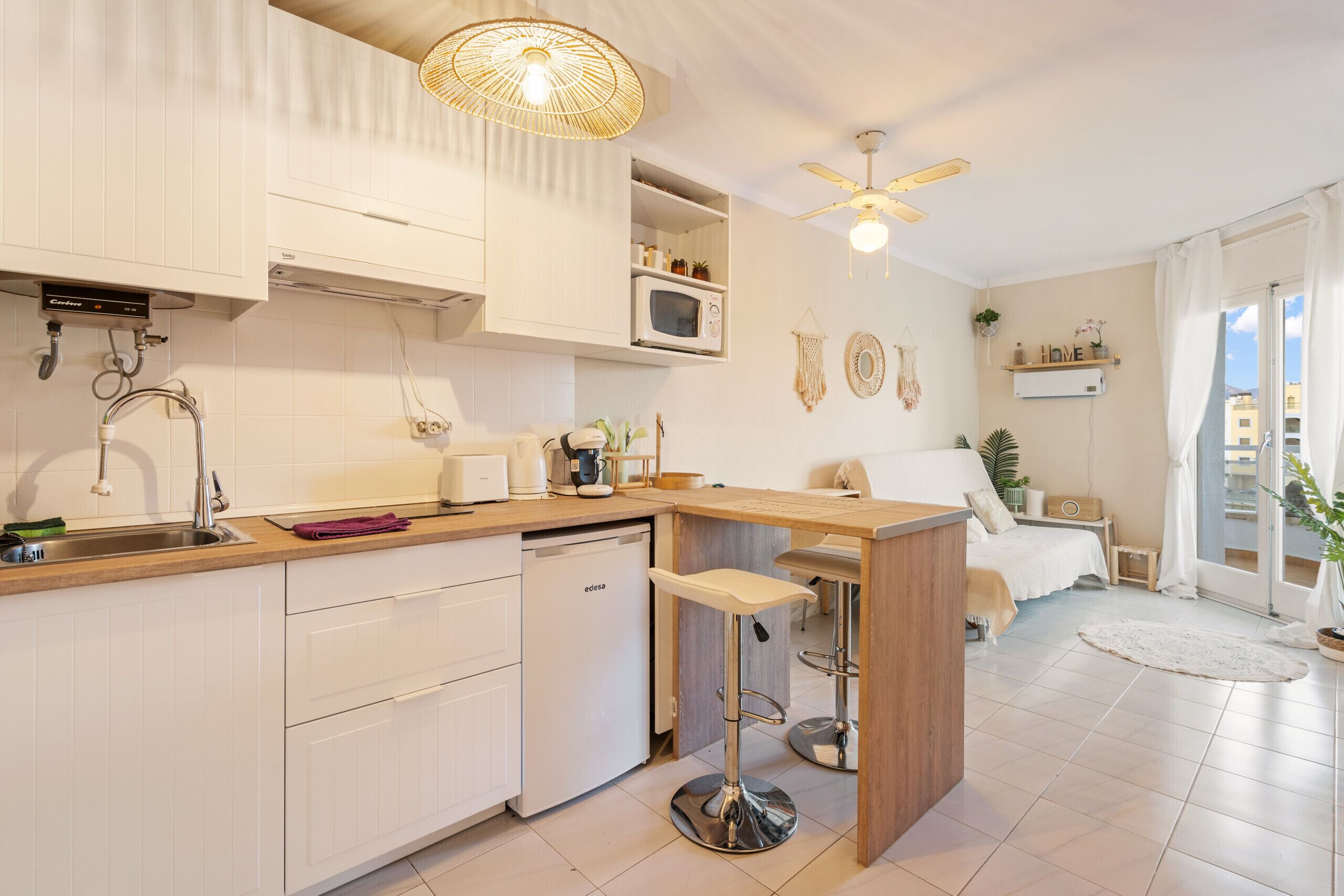 Een koelkast, een magnetron, een koffiezetapparaat/waterkoker